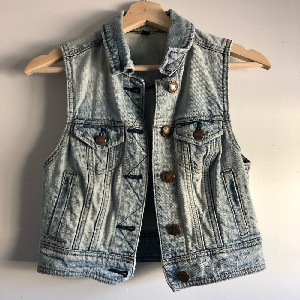 American Eagle Distressed Jean Vest